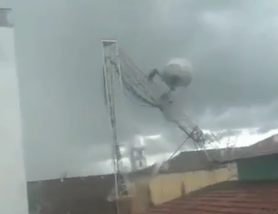 Torre de telefonia desaba sobre imóvel em Santo Antônio