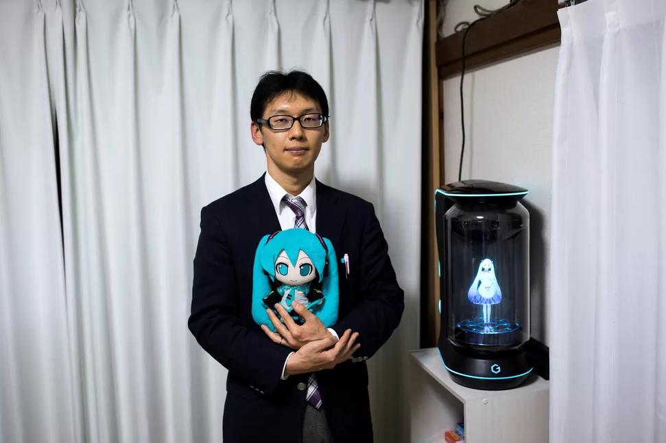 Japonês casado com um holograma vive crise no relacionamento por falta de comunicação