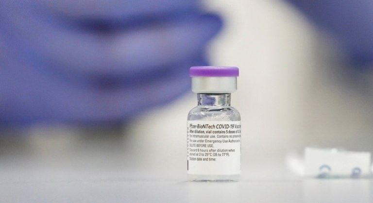 Presidente da Pfizer prevê vacina anti-Covid eficaz ‘contra tudo’ ainda em 2022