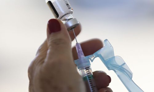 Covid: 4ª dose está disponível, mas 58% da população não tomou reforço