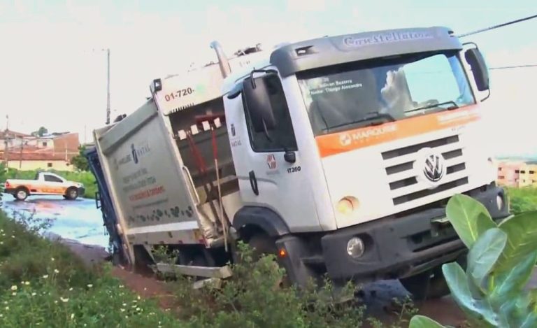 Caminhão de lixo cai em buraco e rompe tubulação na zona oeste de Natal
