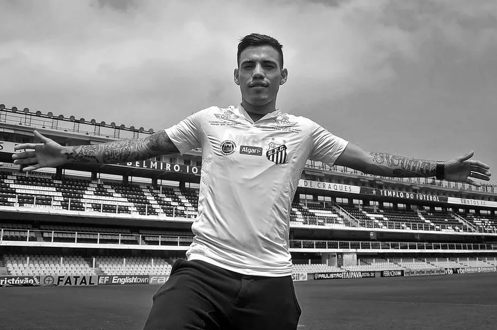 Ex-Santos e Barcelona morre aos 27 anos em acidente de carro na Argentina