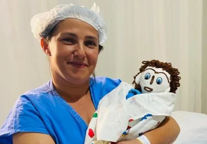 Casada com boneco, mulher “dá à luz” bonequinho de pano