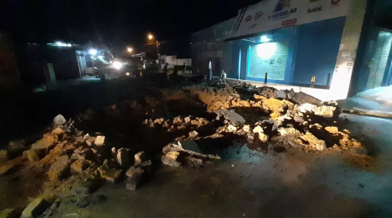 Avenida em que carro foi ‘engolido’ por buraco aberto é interditada na Zona Norte de Natal
