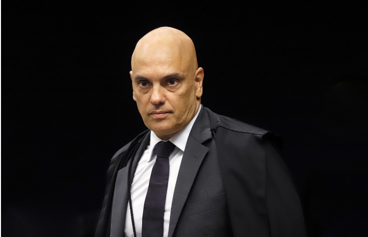 Moraes dá 15 dias para PF analisar se Bolsonaro vazou dados sigilosos em live