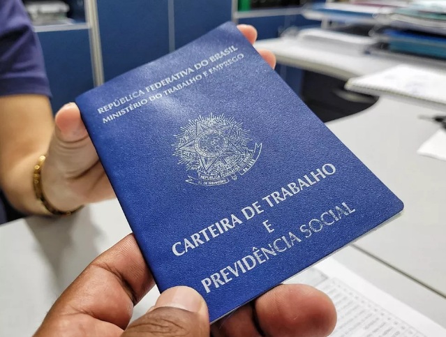 Funcionária mostra atestado médico para faltar ao trabalho, publica fotos em evento e acaba demitida