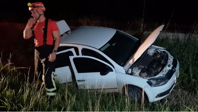 Mulher perde controle do carro, cai em ribanceira e morre na BR-101, na Grande Natal