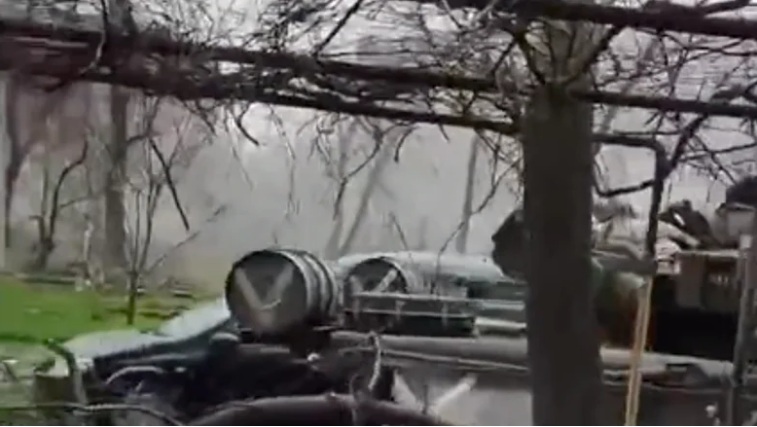 Tanques russos destroem carros de civis por diversão
