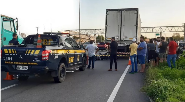 Motociclista morre após bater na traseira de caminhão na BR-101 na Grande Natal