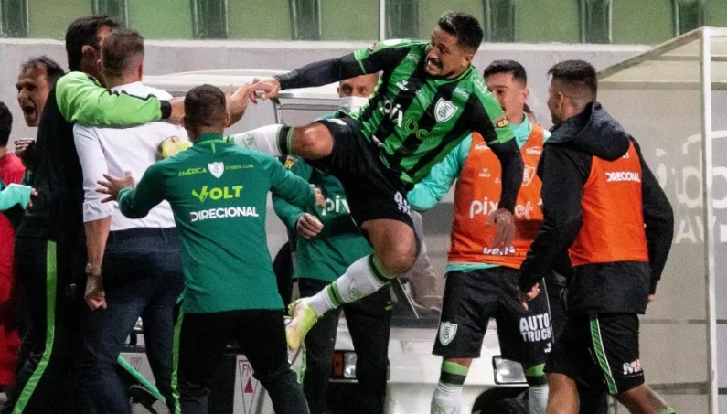 Jogador dá voadora em técnico para comemorar gol