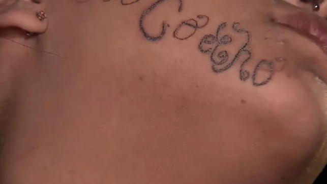 Mãe registra boletim de ocorrência após filha ser encontrada com tatuagem no rosto com o nome do ex-namorado
