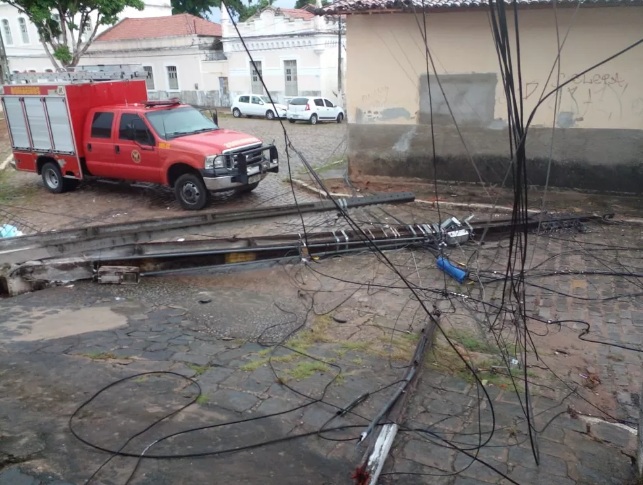 Árvore cai, atinge fios e derruba dois postes em Natal