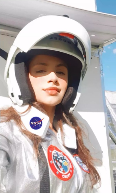 Brasileira de 18 anos que descobriu asteroide viaja para treinamento na Nasa