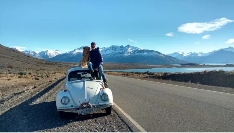 Influencer brasileiro que rodava o mundo com cão em um fusca morre em acidente nos EUA