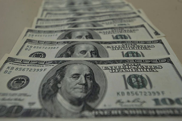 Dólar fecha em leve alta após Fed publicar documento sobre juros