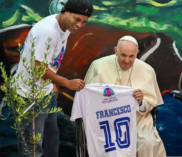 Ronaldinho Gaúcho e Daniel Alves se encontram com o papa Francisco na Itália
