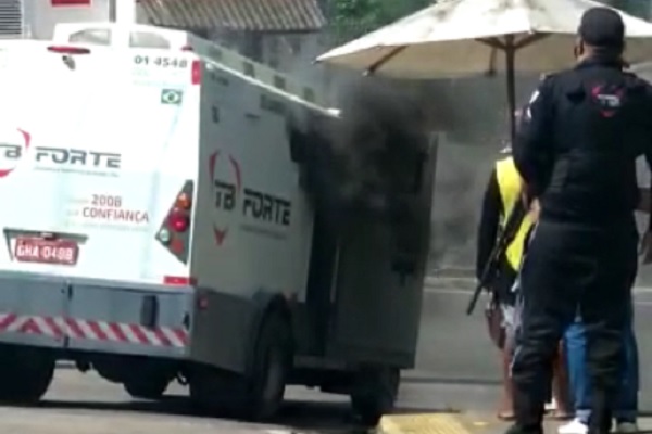 Carro-forte tem problema elétrico e pega fogo na zona Norte de Natal