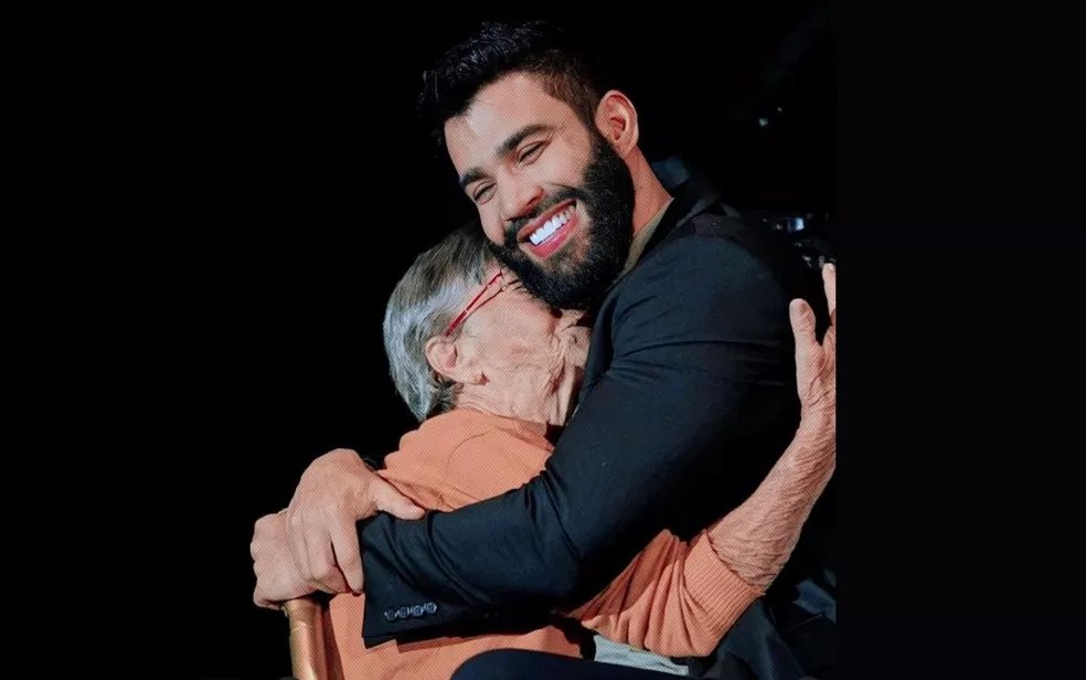 Fã de 81 anos viraliza após subir no palco e realizar sonho de conhecer Gusttavo Lima em Ribeirão Preto