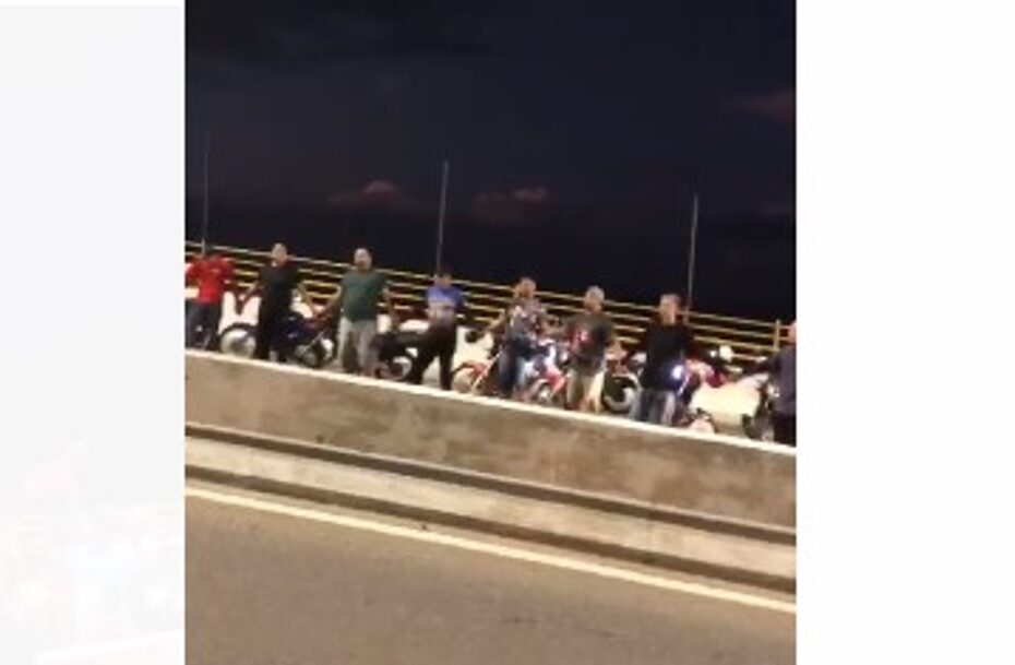 Motociclistas fazem protesto após morte de entregador em colisão com caminhão em Natal