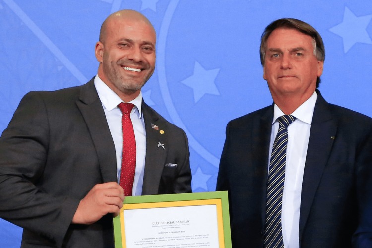 Juiz extingue ação popular contra indulto de Bolsonaro a Daniel Silveira