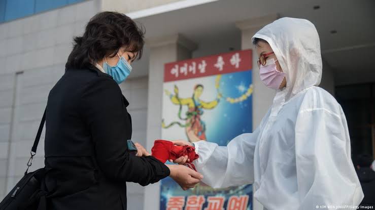 Sem vacinas, Coreia do Norte combate Covid com gargarejos de água salgada, chá e antibióticos