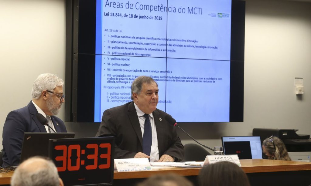 Ministro defende aumento de bolsas de pesquisa em audiência na Câmara