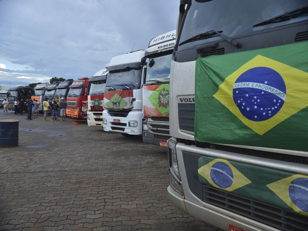 Caminhoneiros criticam alta do diesel e ameaçam parar