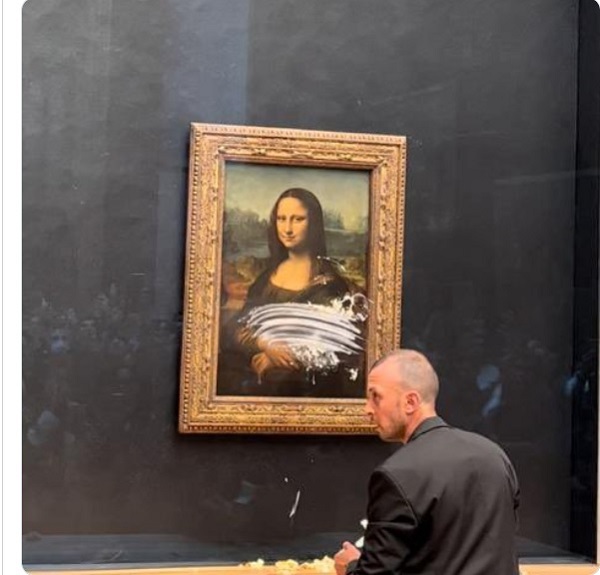 Quadro da Monalisa é atacado por visitante na França