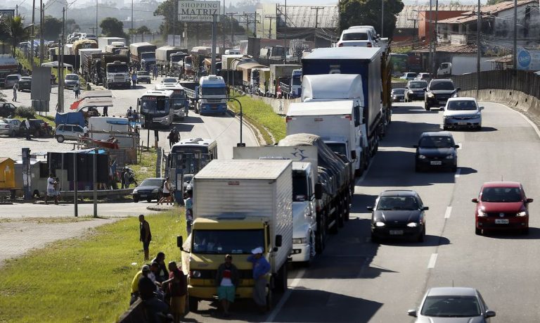 Ministério da Economia dá aval a bolsa caminhoneiro e auxílio para taxistas e motoristas de app