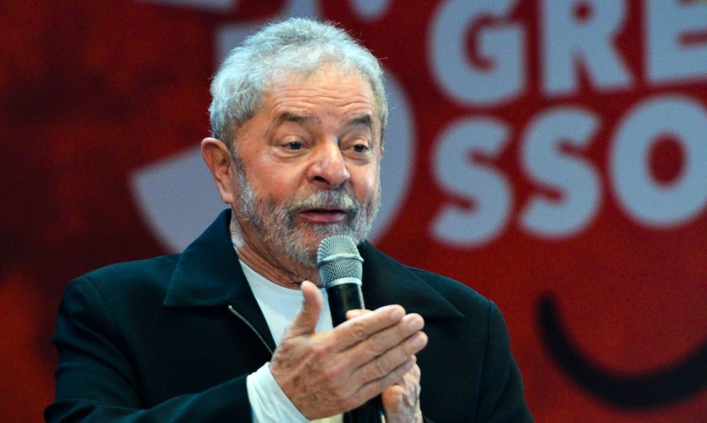 Lula diz que Bolsonaro deveria dar indulto “a meninos de 17, 18, 19, 20 anos que não têm advogado”