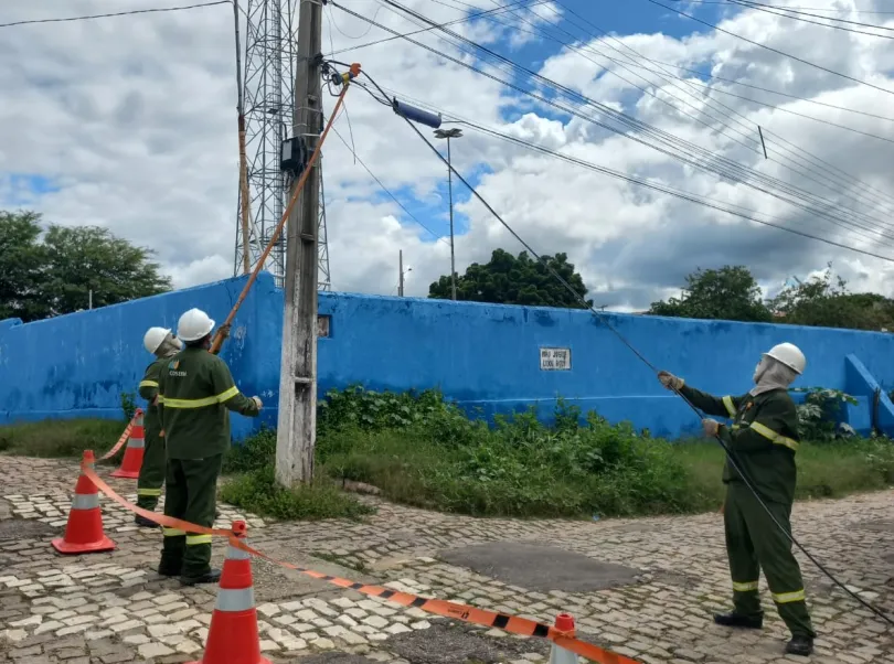 Duas toneladas de fios e equipamentos irregulares são retirados pela Cosern durante operação