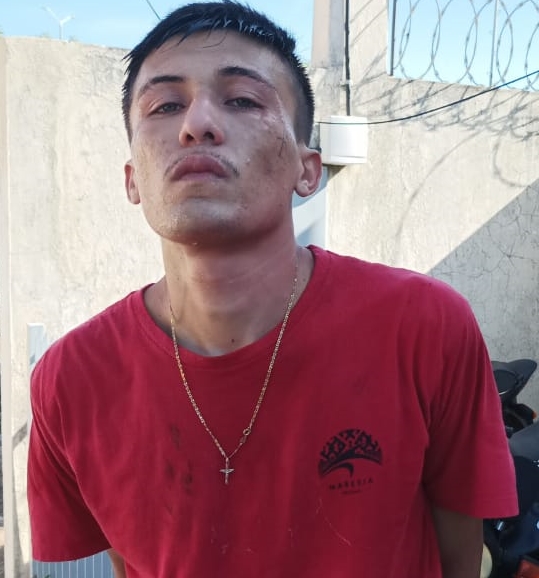 Polícia Militar prende foragido da justiça com mandado em aberto, de posse de uma arma caseira na Favela do Velho