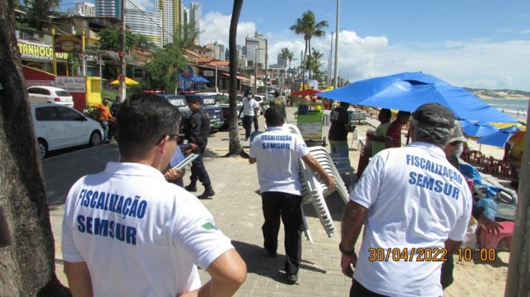 Carrinhos, mesas e cadeiras acorrentadas na Orla de Natal são apreendidos