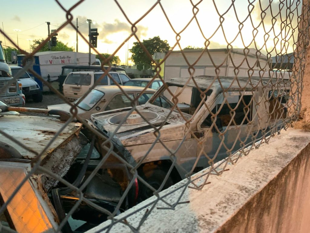 Carros amontoados em pátio da STTU preocupam moradores da região por conta da proliferação da dengue