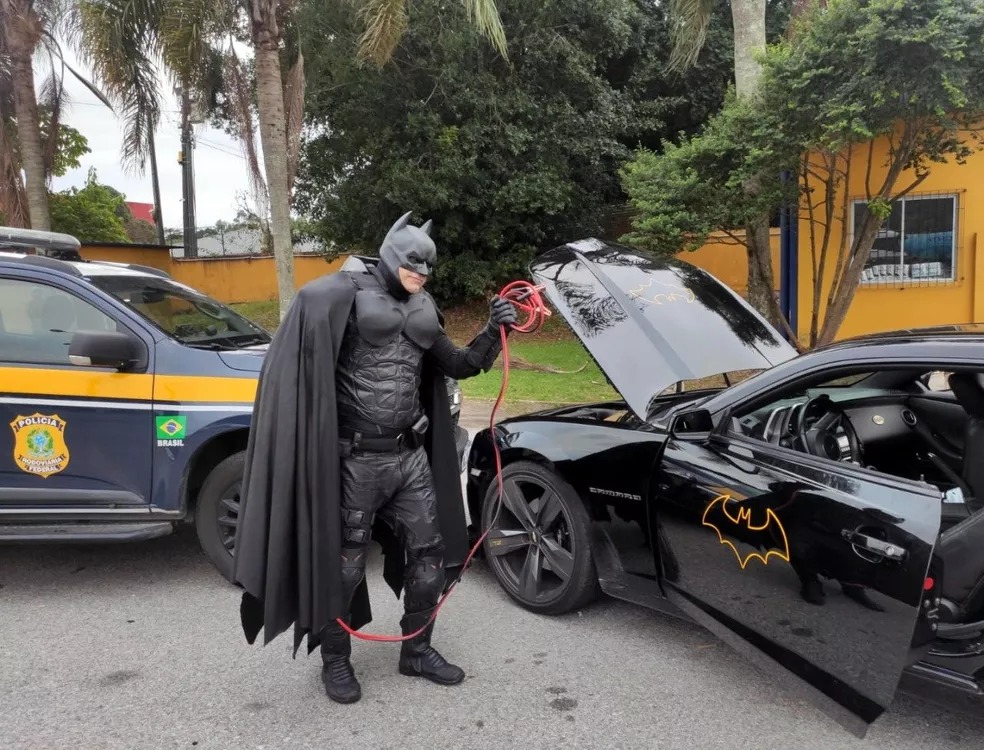 Batman é salvo pela Polícia Rodoviária Federal após batmovel ficar sem bateria