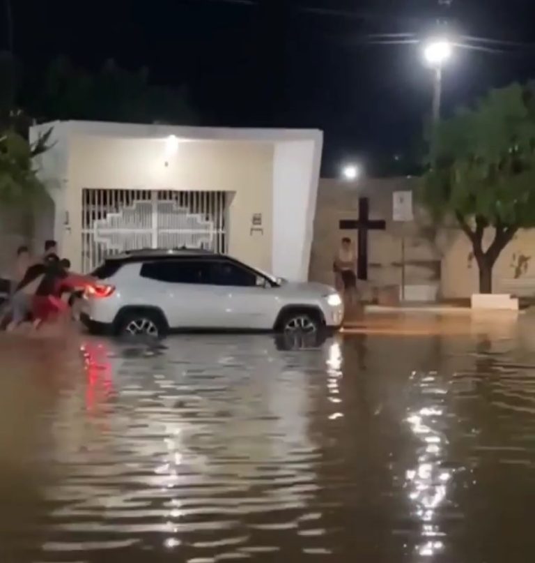 Chuva deixa diversos pontos alagados em Caicó