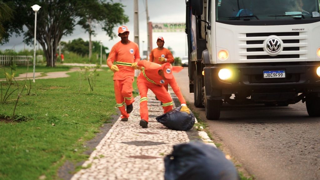 Dia do Gari: população pode valorizar mais a profissão e colaborar para segurança dos trabalhadores através do descarte correto do lixo