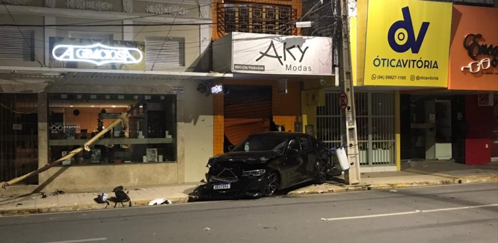 Homem conduzindo carro de luxo colide BMW em porta de loja no Centro de Mossoró