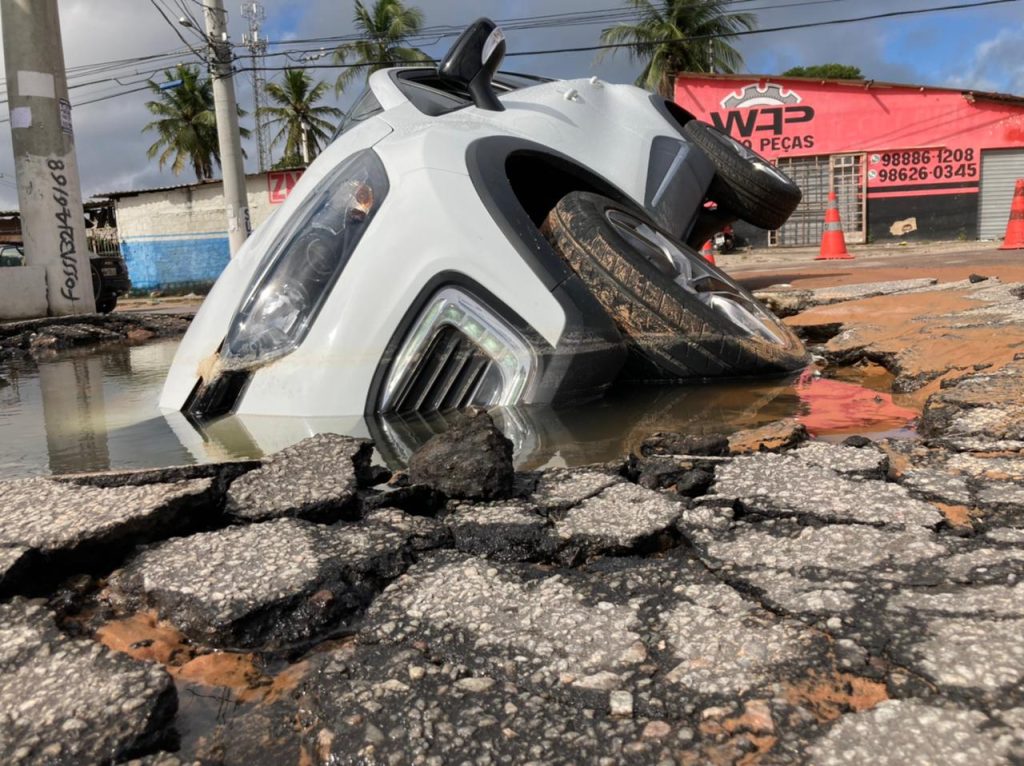Carro é engolido por buraco na Av. das Fronteiras, zona Norte de Natal