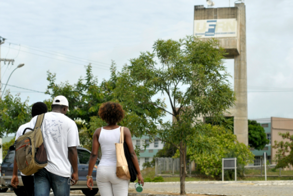 PEC 206 quer cobrar mensalidade em universidade pública; entenda o que mudaria