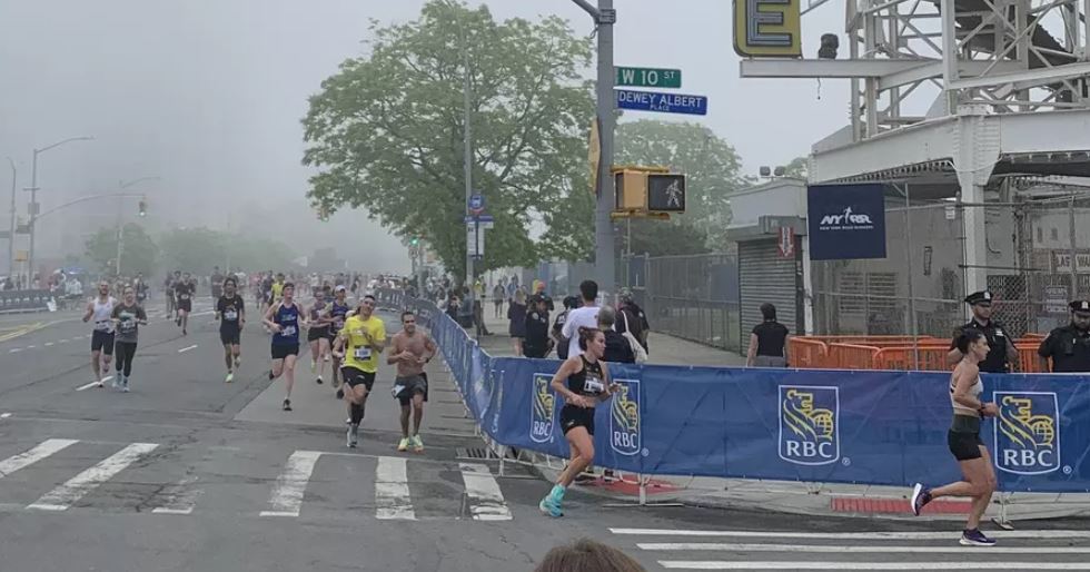 Corredor morre após terminar Meia Maratona do Brooklyn, em Nova York; Outras 16 pessoas foram hospitalizadas