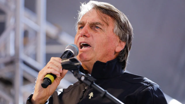 Bolsonaro diz ter pena de quem pede volta do AI-5