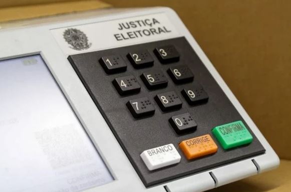 Mais eleitores se consideram de direita do que esquerda, mostra pesquisa do Instituto DataSenado