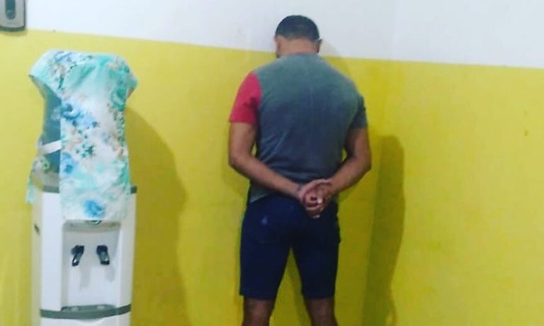 Foragido por estupro de vulnerável é preso em estádio após jogar partida de futebol em Pau dos Ferros