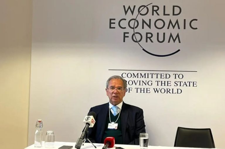 Petrobras será privatizada com reeleição ou estagnará com PT, diz Guedes em Davos