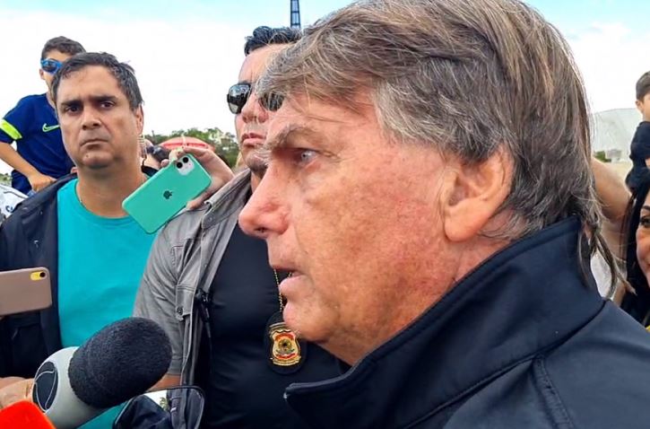 “Tenho a informação de que o Lula já negociou todos os ministérios para atender os interesses daquele grupo, não do Brasil”, diz Bolsonaro