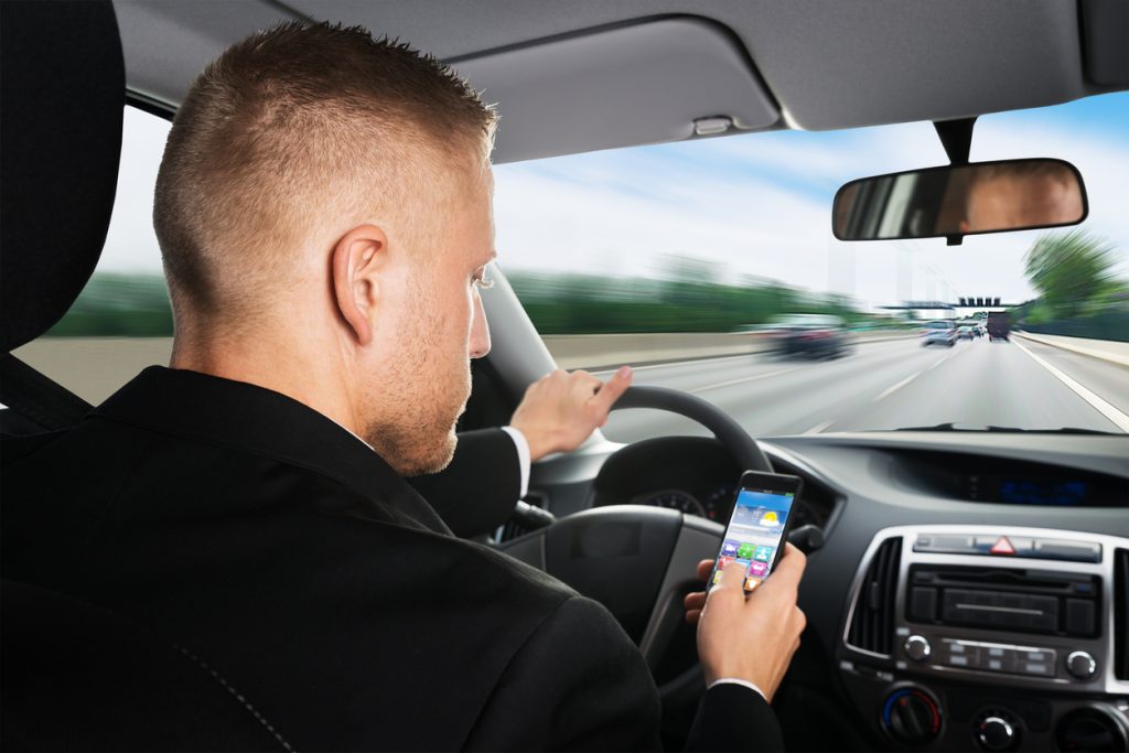 Brasil registra 28 multas por uso de celular ao volante a cada hora