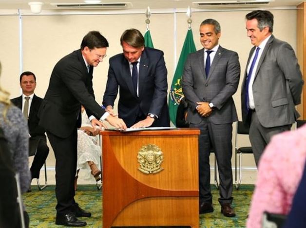 Bolsonaro sanciona Auxílio Brasil permanente com piso de R$ 400