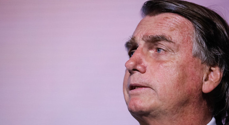 Bolsonaro diz que arma de fogo é ‘garantia de que democracia será preservada’