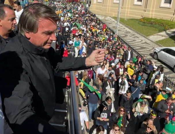 “O nosso Exército é o povo brasileiro”, diz Bolsonaro na Marcha pra Jesus no PR